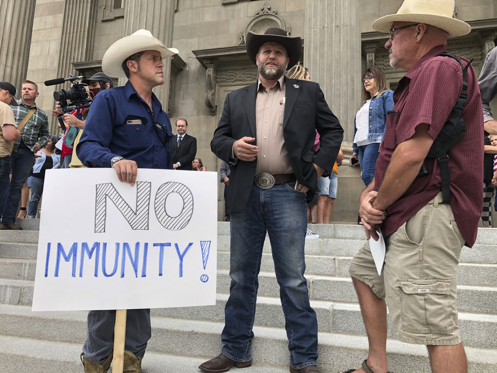 Crowd shatters glass to get to Idaho House session on virus